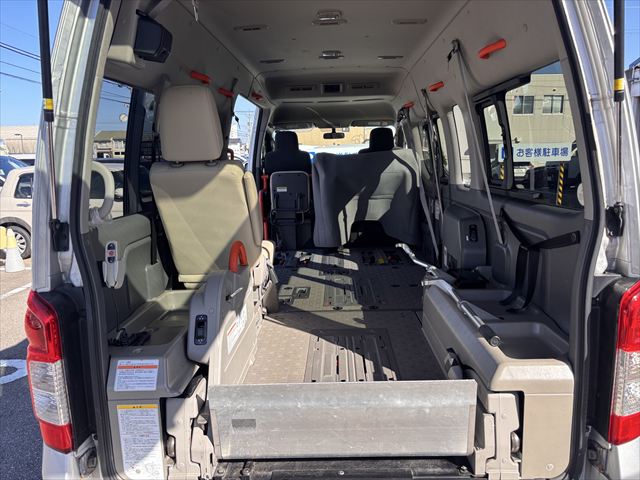 NV350キャラバン チェアキャブ リアリフト 4WD 車いす4人