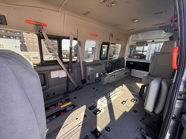 NV350キャラバン チェアキャブ リアリフト 4WD 車いす4人