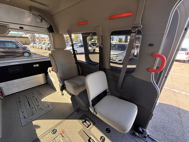 NV350キャラバン チェアキャブ リアリフト 4WD 車いす4人