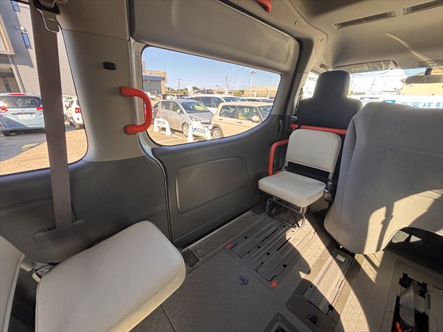 NV350キャラバン チェアキャブ リアリフト 4WD 車いす4人