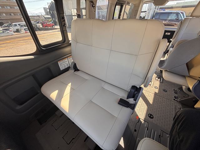 NV350キャラバン チェアキャブ リアリフト 4WD 車いす4人