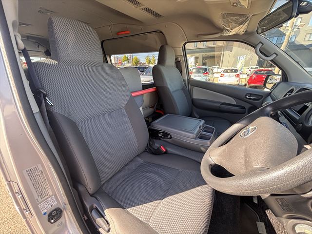 NV350キャラバン チェアキャブ リアリフト 4WD 車いす4人