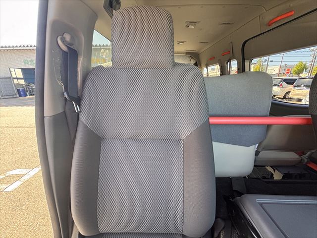 NV350キャラバン チェアキャブ リアリフト 4WD 車いす4人