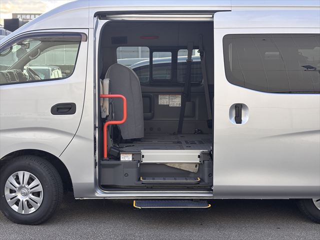NV350キャラバン チェアキャブ リアリフト 4WD 車いす4人