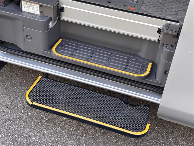 NV350キャラバン チェアキャブ リアリフト 4WD 車いす4人