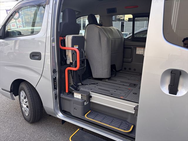 NV350キャラバン チェアキャブ リアリフト 4WD 車いす4人