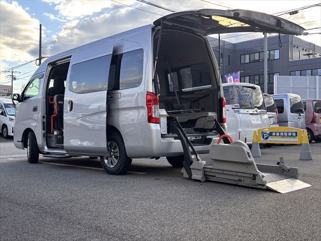 NV350キャラバン チェアキャブ リアリフト 4WD 車いす4人