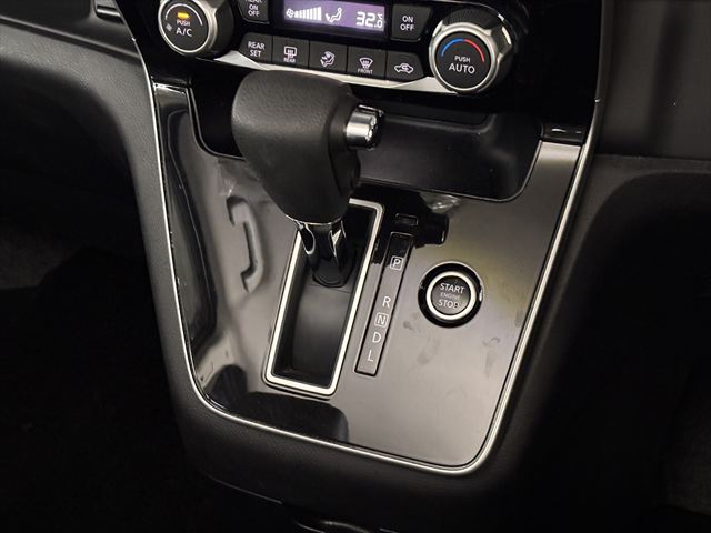 セレナ XV セカンドスライドアップシートXV 4WD