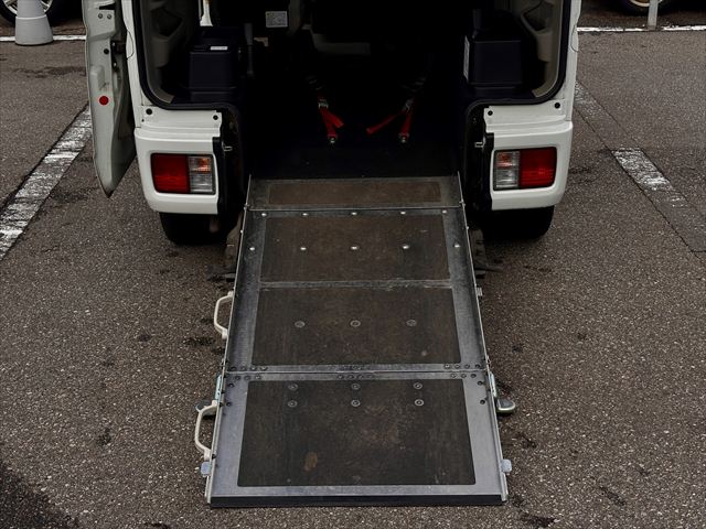 エブリイワゴン スロープ リアシート付 電動オートステップ ４ＷＤ