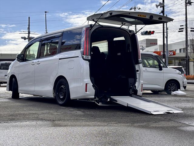 ノア Ｘ スロープ タイプ1 車いす2名 4WD