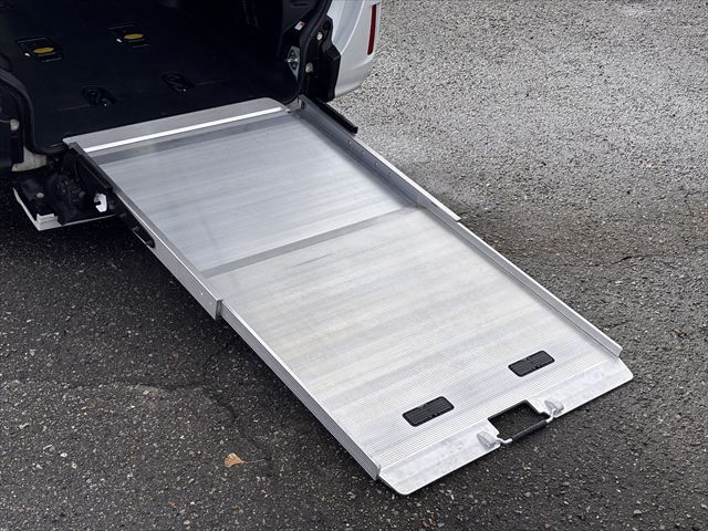 ノア Ｘ スロープ タイプ1 車いす2名 4WD