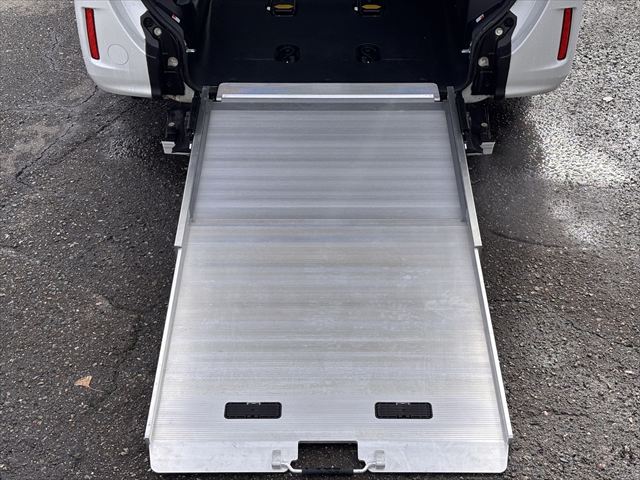 ノア Ｘ スロープ タイプ1 車いす2名 4WD