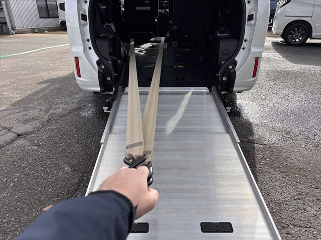 ノア Ｘ スロープ タイプ1 車いす2名 4WD