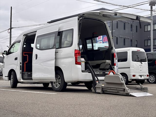 準備中 NV350キャラバン リフト 4WD