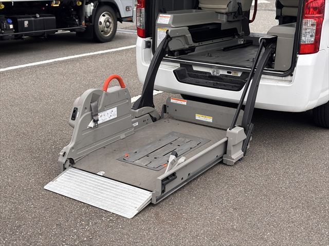 準備中 NV350キャラバン リフト 4WD