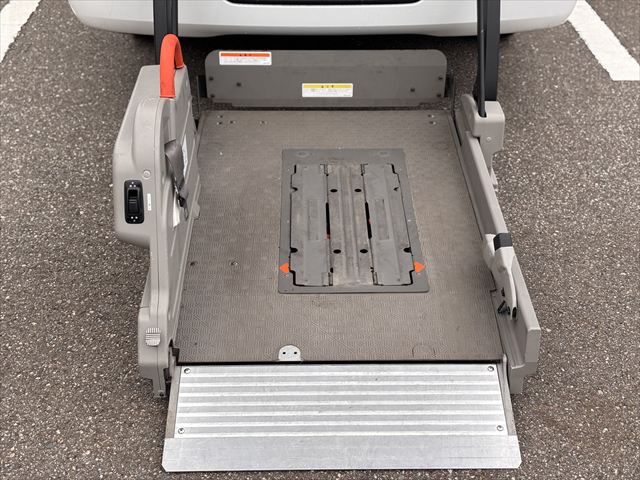 準備中 NV350キャラバン リフト 4WD