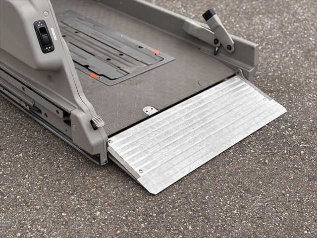 準備中 NV350キャラバン リフト 4WD