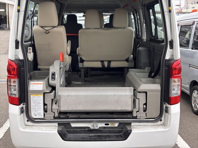 準備中 NV350キャラバン リフト 4WD