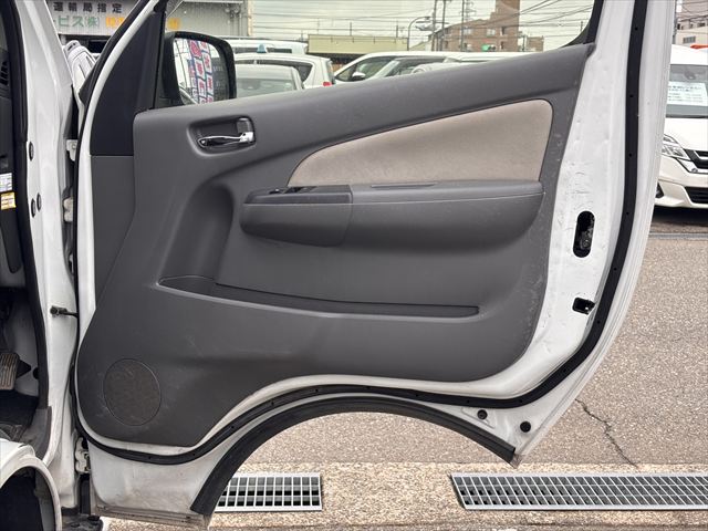 準備中 NV350キャラバン リフト 4WD