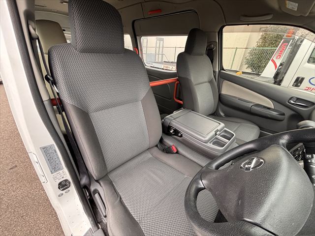 準備中 NV350キャラバン リフト 4WD