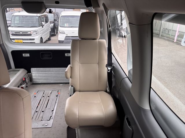 準備中 NV350キャラバン リフト 4WD