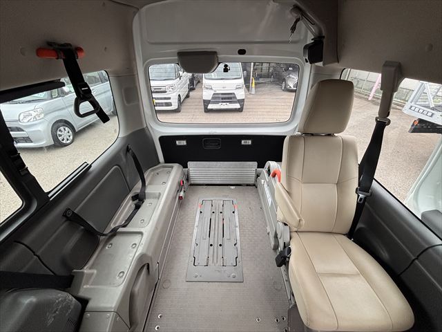 準備中 NV350キャラバン リフト 4WD