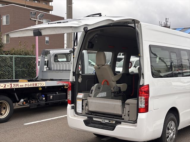 準備中 NV350キャラバン リフト 4WD