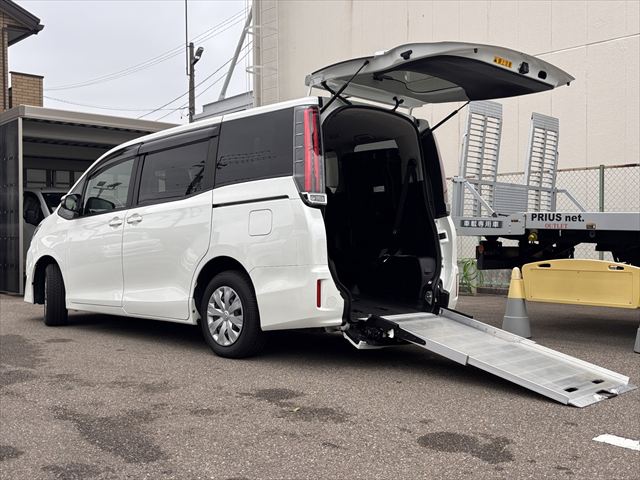 ノア X タイプ1 車いす2名 4WD