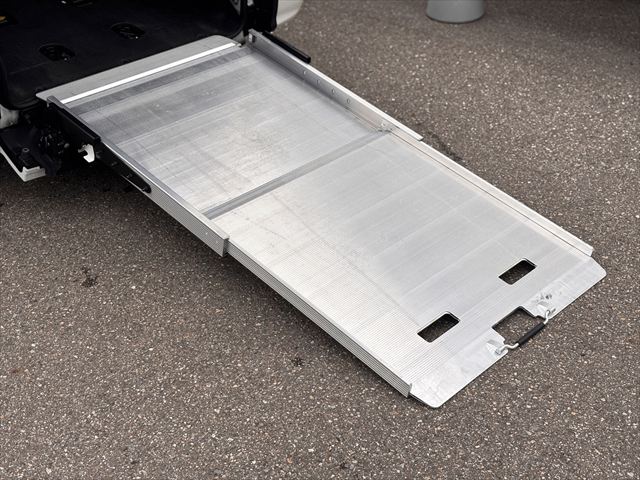 ノア X タイプ1 車いす2名 4WD