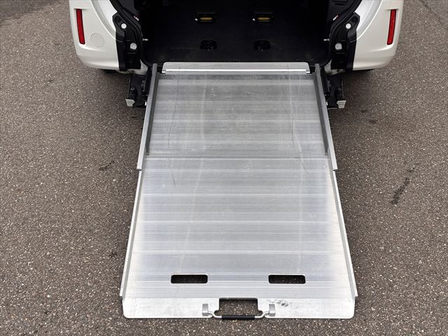 ノア X タイプ1 車いす2名 4WD