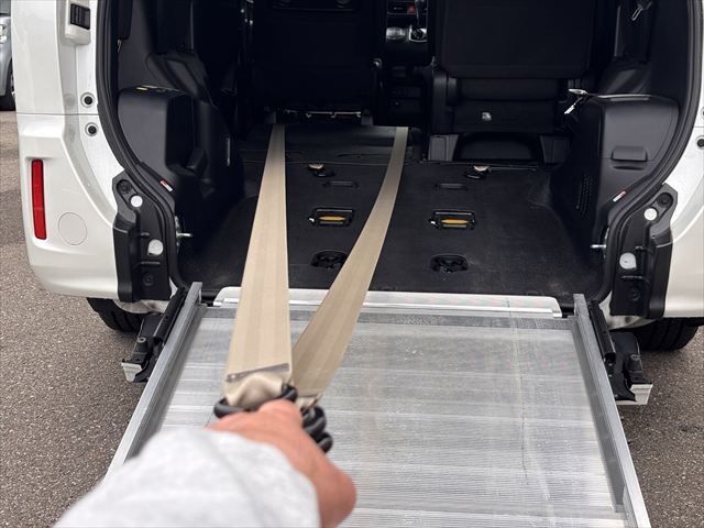 ノア X タイプ1 車いす2名 4WD