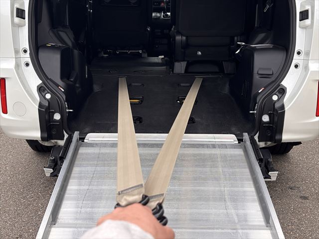 ノア X タイプ1 車いす2名 4WD