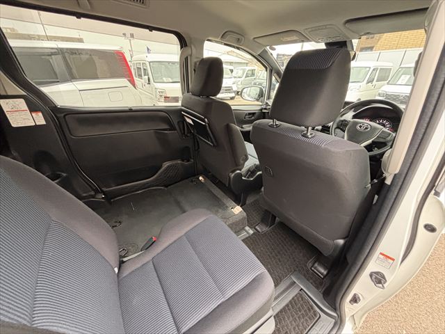 ノア X タイプ1 車いす2名 4WD