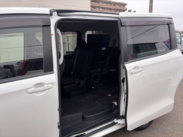 ノア X タイプ1 車いす2名 4WD