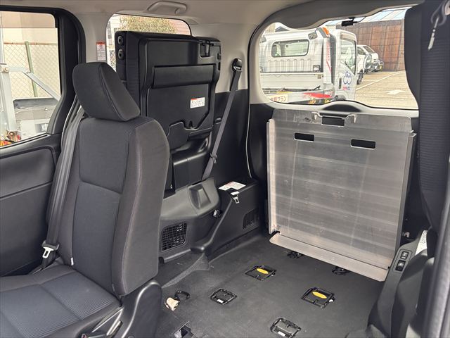 ノア X タイプ1 車いす2名 4WD