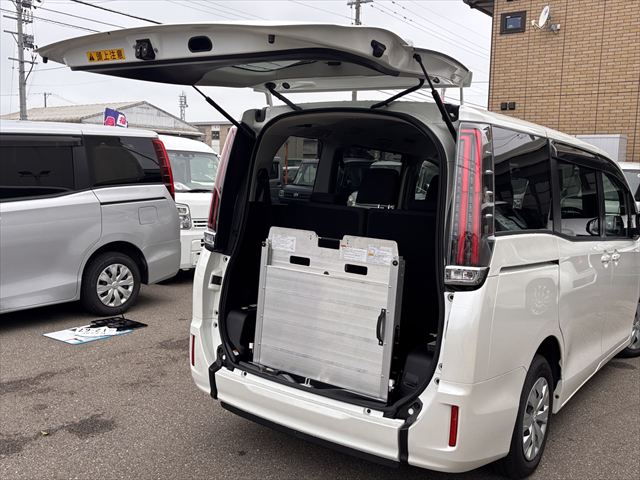 ノア X タイプ1 車いす2名 4WD