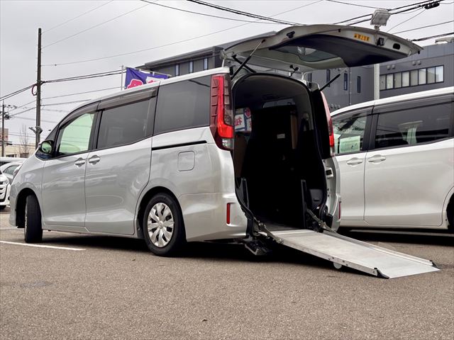 ノア X タイプ1 車いす1名 4WD