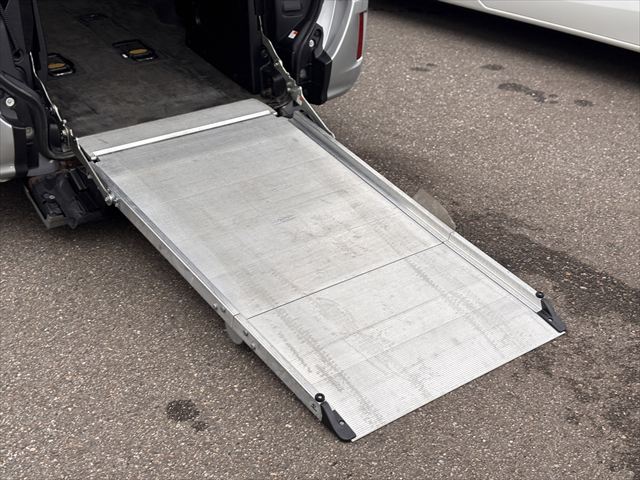 ノア X タイプ1 車いす1名 4WD