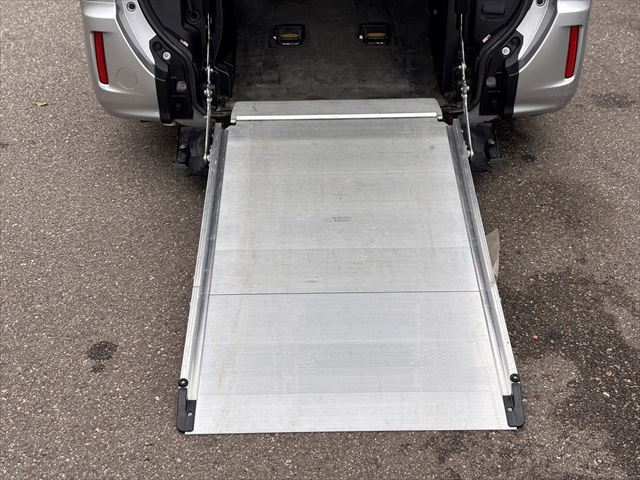 ノア X タイプ1 車いす1名 4WD