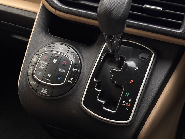 ノア X タイプ1 車いす1名 4WD