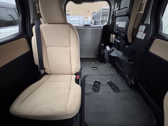 ノア X タイプ1 車いす1名 4WD