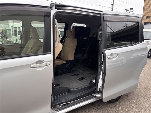 ノア X タイプ1 車いす1名 4WD