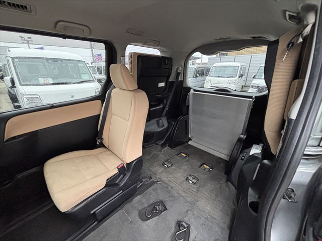 ノア X タイプ1 車いす1名 4WD