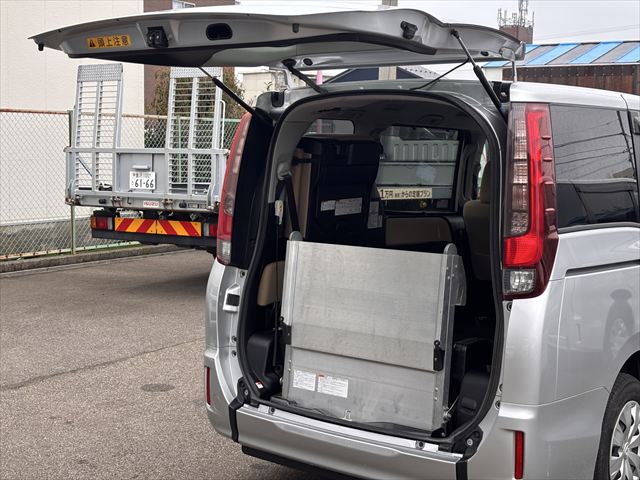 ノア X タイプ1 車いす1名 4WD