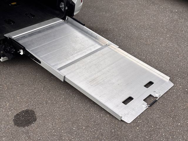 ノア X タイプ1 車いす2名仕様 4WD