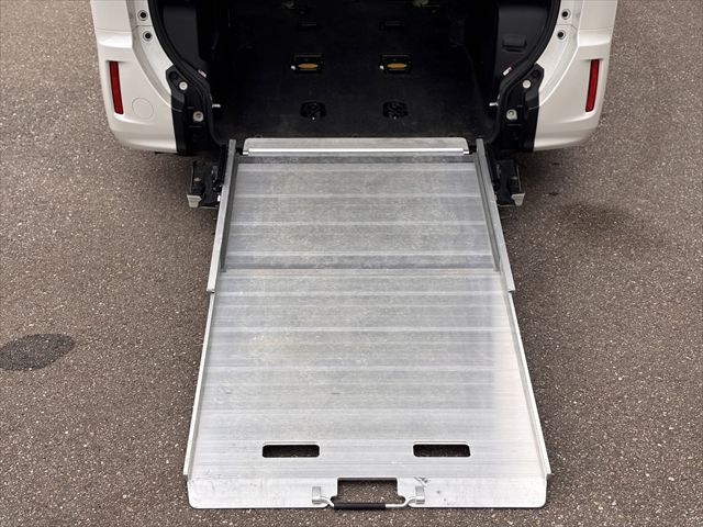 ノア X タイプ1 車いす2名仕様 4WD