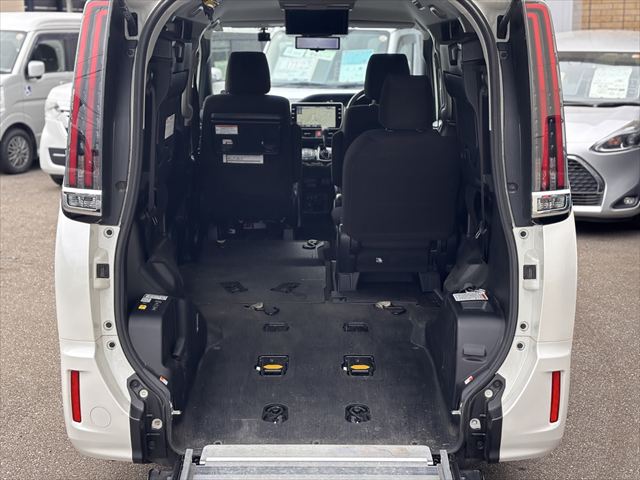 ノア X タイプ1 車いす2名仕様 4WD