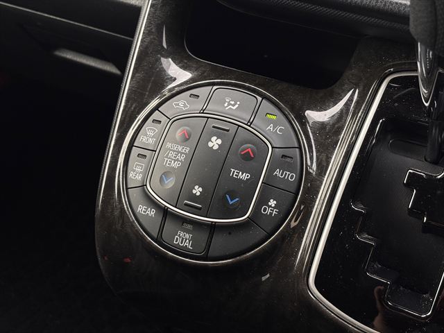 ノア X タイプ1 車いす2名仕様 4WD