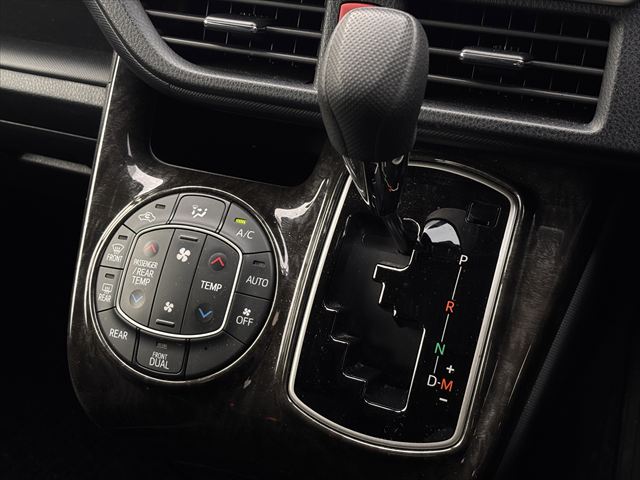 ノア X タイプ1 車いす2名仕様 4WD