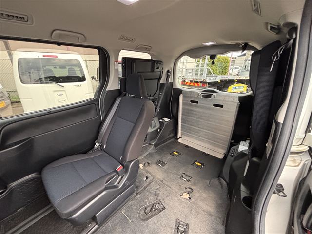 ノア X タイプ1 車いす2名仕様 4WD